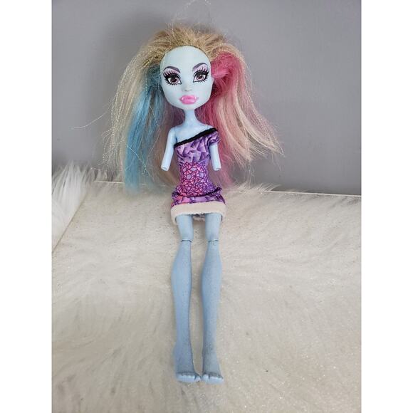 STUNNING Monster High ABBEY BOMINABLE Doll Scaris City of Frights Travel - Picture 1 of 4